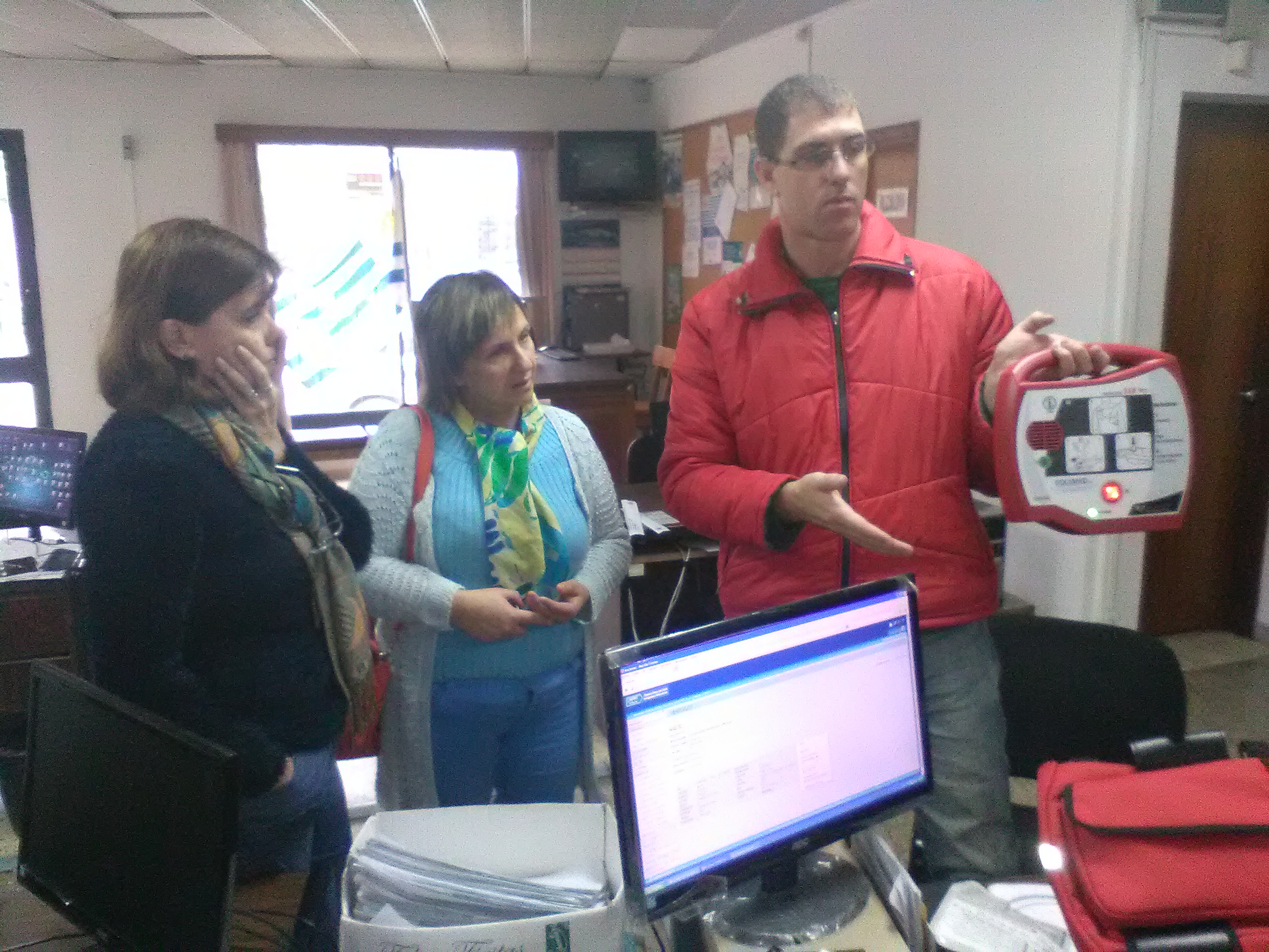 Unidad de Prevención de riesgo entrega Cardiodesfibrilador a Alcaldesa de San Ramón