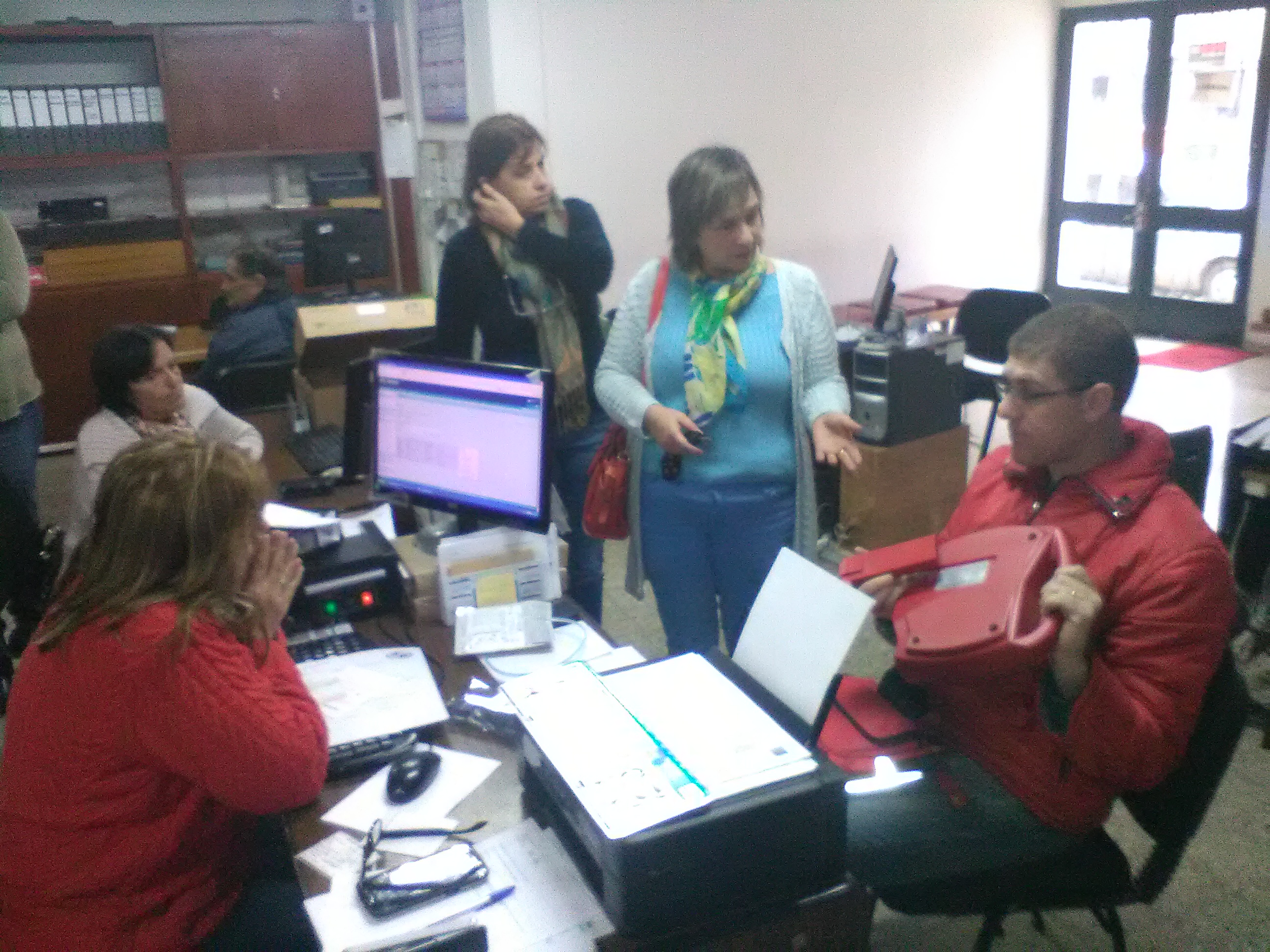 Unidad de Prevención de Riesgo entrega Cardiodesfibrilador a Alcaldesa de San Ramón